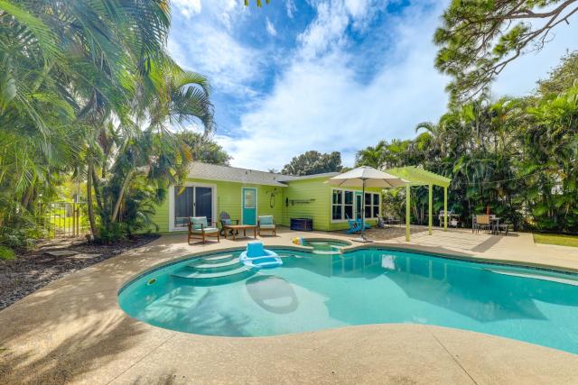 Tropical Pool Paradise, Jacuzzi, 1 Mi to Downtown