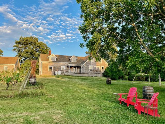 The Farmhouse at Avondale Sky Winery