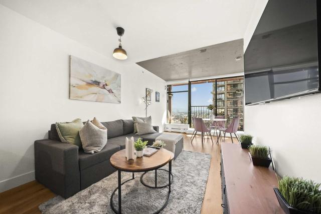 Tranquil Condo in Gastowns Vibrant Core