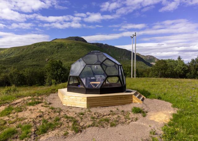 Bestefarhaugen - the cozy house on the hill & dome