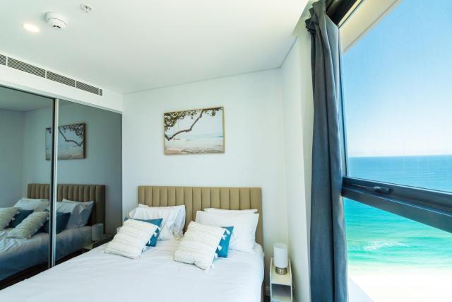 In the heart of Surfers Paradise oceanview cozy 1B Apt 34F