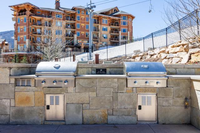 Modern 3-Bedroom Ski-In Ski-Out Retreat with Mountain Views & Resort Amenities