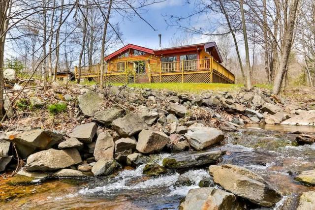 4 Bedroom Log Cabin with Stream and Great Location