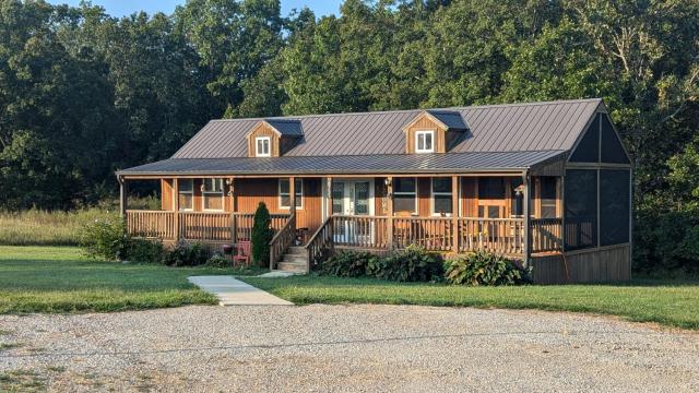 Cozy Cabin on 80 acres in The Ozarks, very unique!