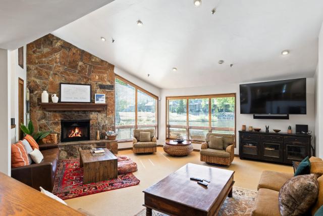 Luxury Retreat 3 min to Deer Valley, Ski Nearby! Gourmet Kitchen, Cozy Fireplace, Sleeps 10