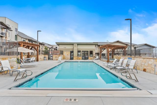 Heated Pool, Gourmet Kitchen, Pet Friendly, Gym, Walk to Canyons Village, 2 Private Patios