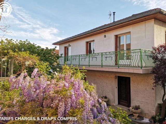 Gîte spacieux avec terrasse, cheminée, wifi et parking à Roanne - FR-1-496-337