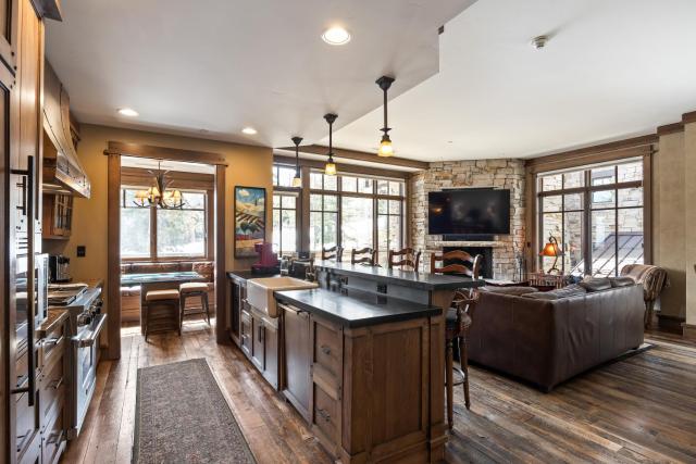 Luxury Residence, Ski-in Ski-out, Cozy Interiors, Private Patio, Shared Pool, Close Fine Dining