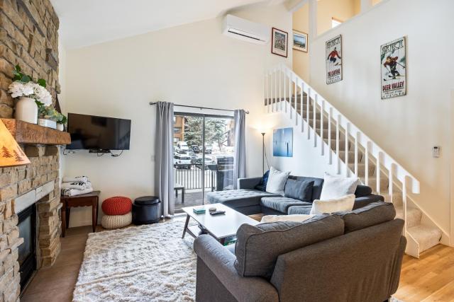 Walk to Lift, Sleeps 6, Shared Hot Tub, Cozy Interiors, Gourmet Dining, Fireplace and Patio