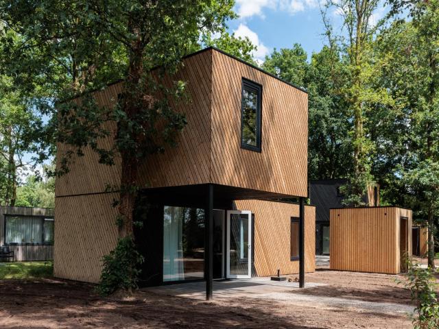 Detached villa with two bathrooms, on a holiday park in a green environment