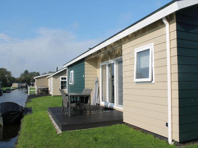 Chalet with 2 bathrooms and a boat, near Giethoorn