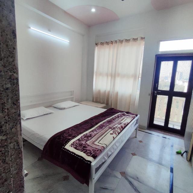 Homestay Rooms Accomodation in Vrindavan, Radha Florence near Chandroday Temple