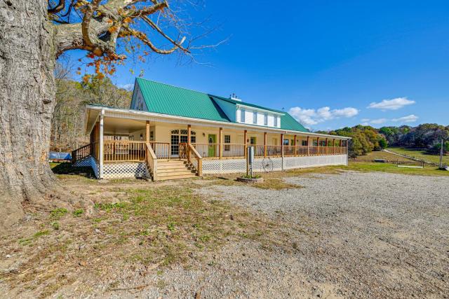 Bonnieville Farmhouse on 69 Acres with Porch!