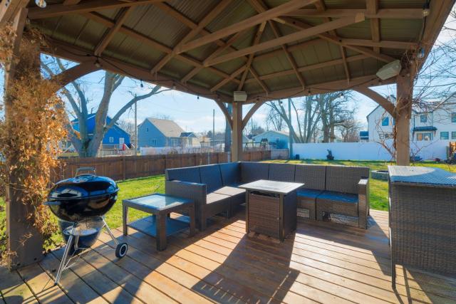 Kono Beach House - large yard, gazebo, perfect getaway!