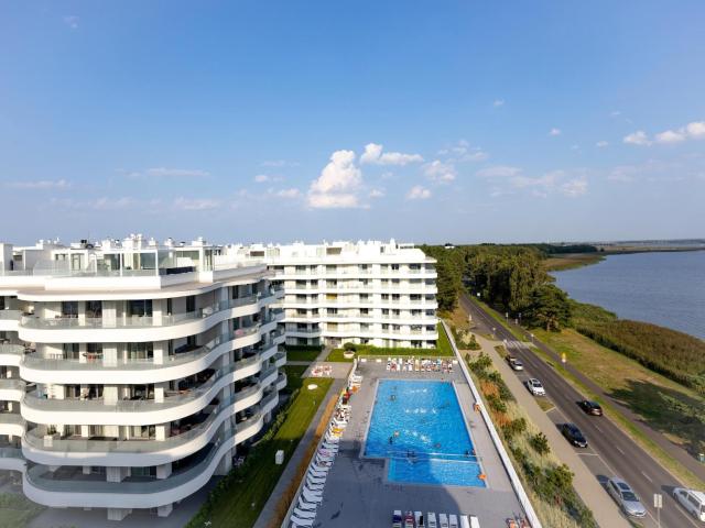 Luxurious apartment with a swimming pool in Rogów