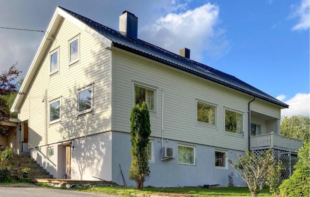 5 Bedroom Gorgeous Home In Hundeidvik