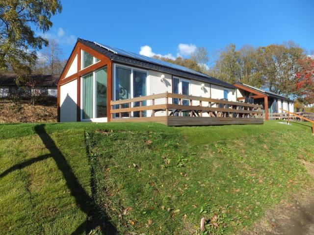 Detached bungalow with a washing machine, near a lake