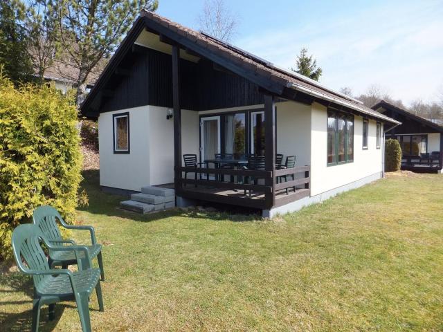 Restyled bungalow with dishwasher, near reservoir