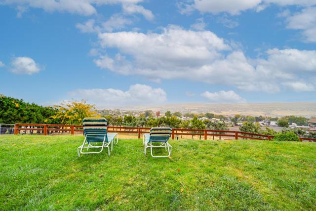 Hot Tub and Sweeping Views Apt in Clarkston!