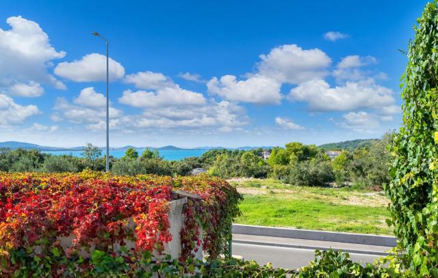 Cozy Apartment In Pirovac With Lake View