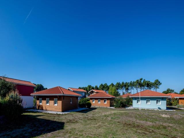 Holiday home near lake in sunny Les Landes