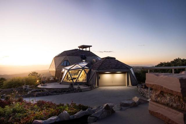 The KingDome - A Unique, Royal Experience with Hot Tub, Rooftop and Views