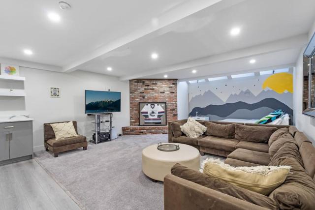 Cozy Basement Apartment with Skylights