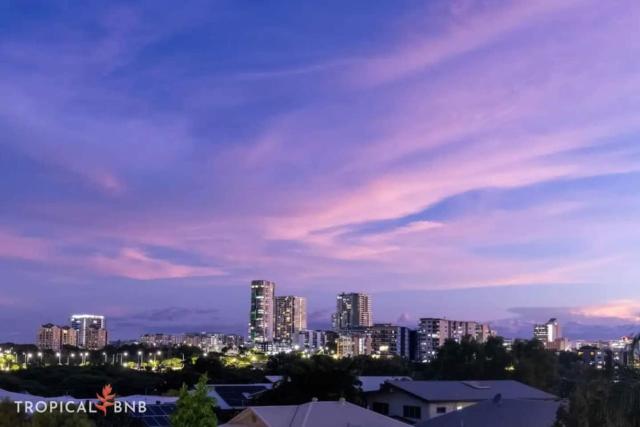 City Skyline Views Luxury 5 Bed Home Pool