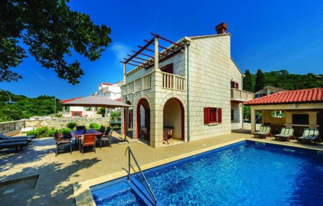 Five-Bedroom Holiday Home,Pool,Barbecue