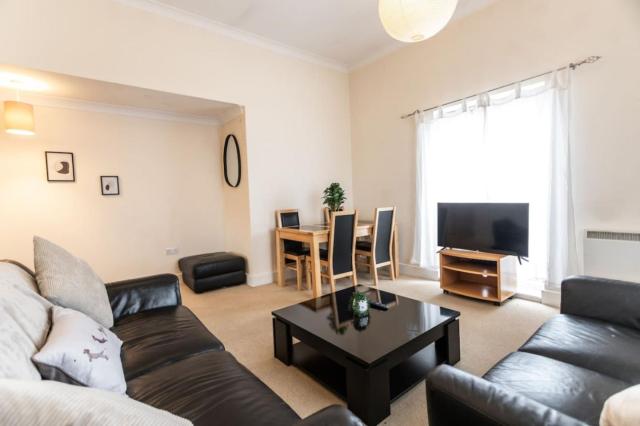 12 Bradford Old Town Swindon, 2 Bedroom, Sleeps 5, Free Secure Parking, Wifi, Long Stay Disc