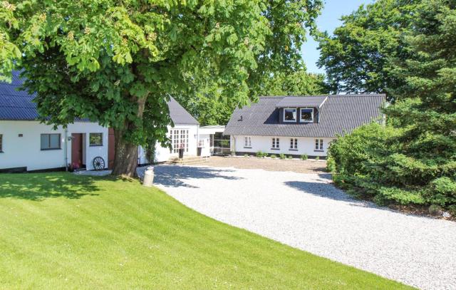 4 Bedroom Nice Home In Ejstrupholm