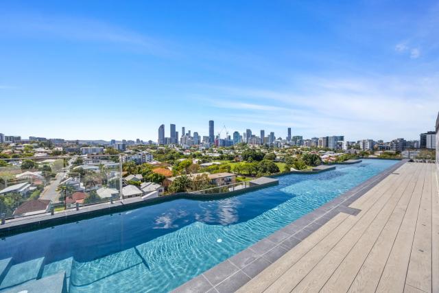 Sinclair Apartments - Rooftop Pool with City Views, 300m Walk to Gabba, Free Secure Car Park, Gym, BBQ, Close to City