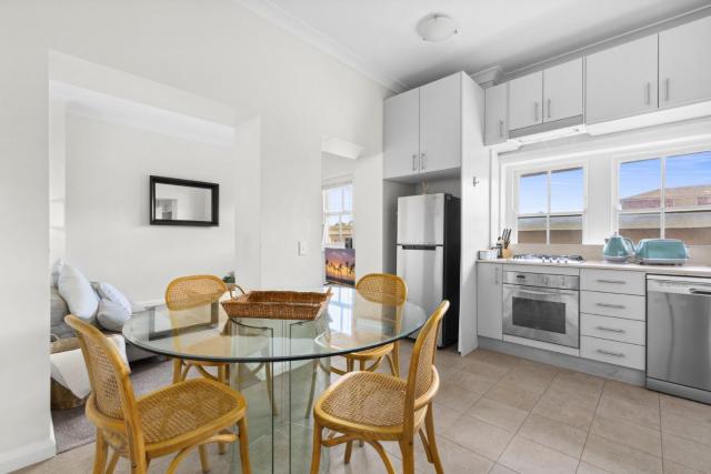 1-Bed Manly Pad by Beach Restaurants & Ferry