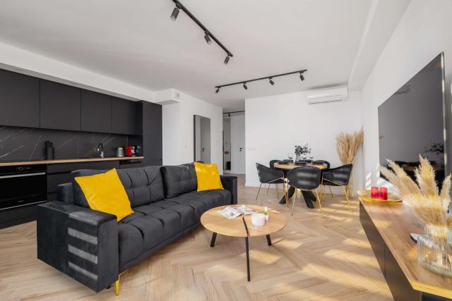 Luksusowy, Klimatyzowany Apartament w Krakowie z Biurkiem i Parkingiem by Renters Prestige