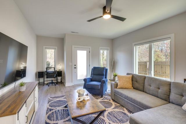 2 Mi to Duke and 3 Mi to Downtown Durham Townhome