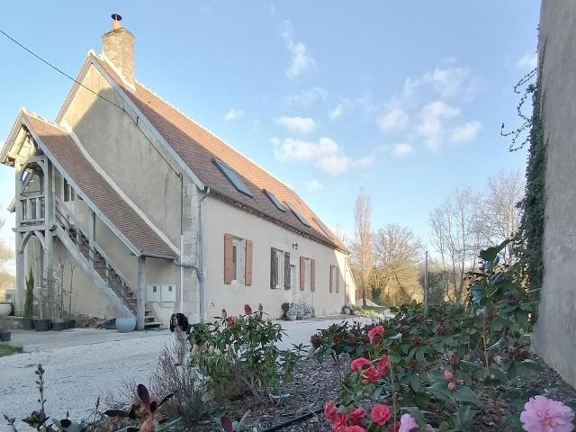 Gîte en forêt avec jardin, terrasse et parking près de la Loire - FR-1-590-530