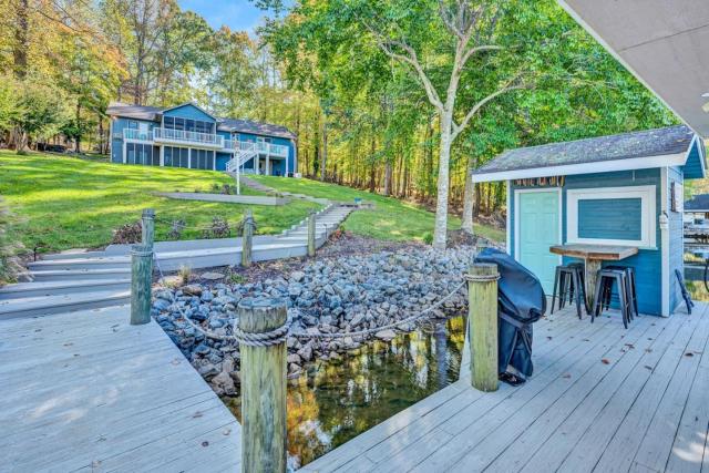 Waterfront Lake House Ideal Dock for Boats, Swimming, Fishing