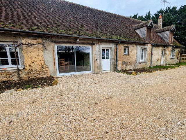 Maison familiale rénovée dans village médiéval - FR-1-591-712