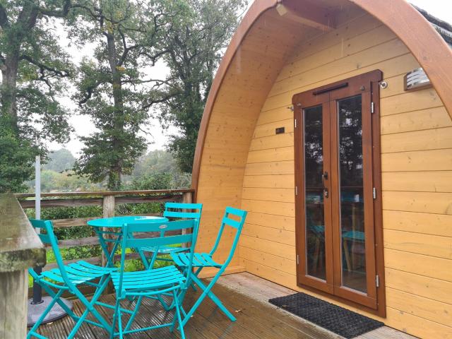 Cabane forestière avec terrasse près de la base nautique - FR-1-591-644