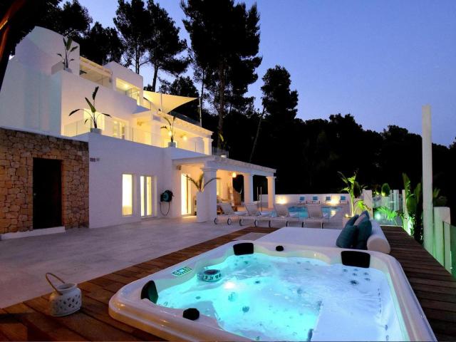 Magnificent villa with heated pool