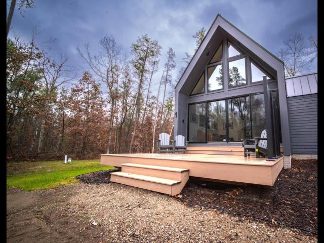 Gorgeous Modern Chalet In The Woods