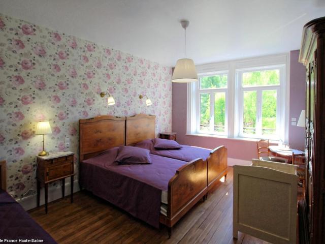 Grande chambre à louer avec salle d'eau privée - FR-1-583-232