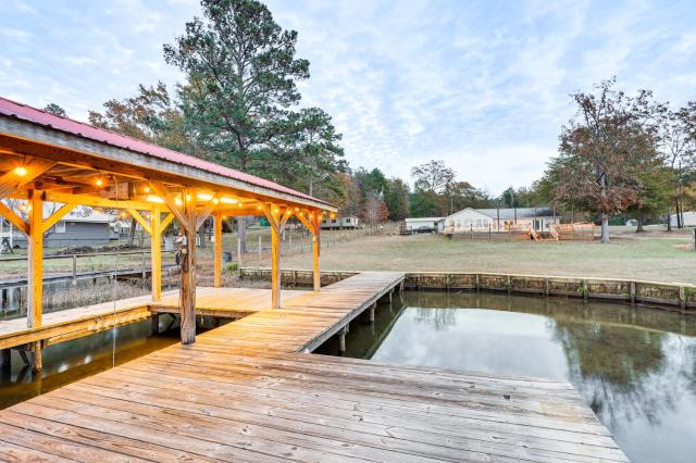 Lake Access and Deck Since Day 1 Family Lake House