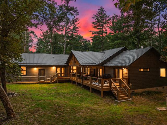 New, 2 miles to Downtown, Luxury, Hot Tub, Fire Pit, Secluded Serenity of the Blue Ridge Mountains