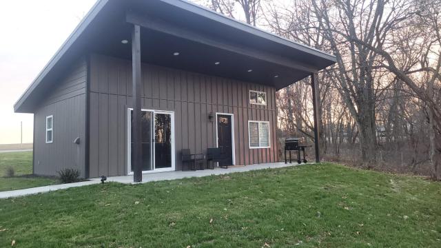 Cozy Modern Cabin by Banner Creek Lake