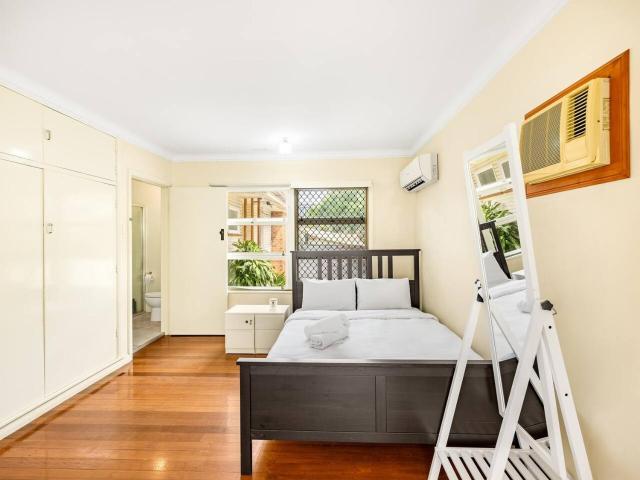 Affordable Studio Steps from UQ Shops and Transit