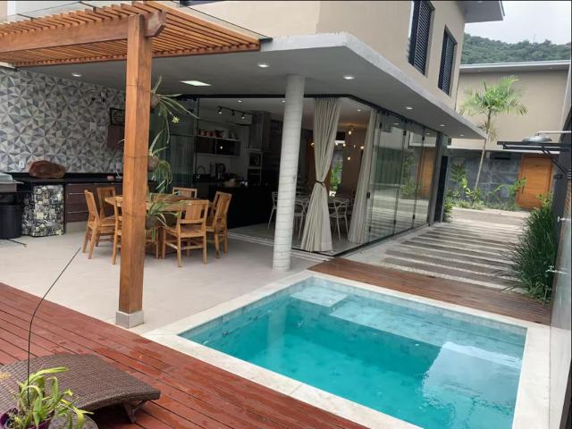 Casa com piscina em maresias