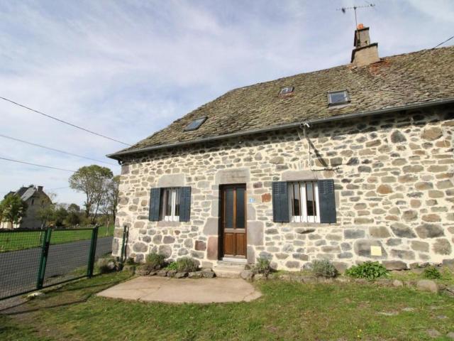 Maison de caractère avec cheminée, 3 chambres, jardin, proche du parc des Volcans d'Auvergne - FR-1-742-574