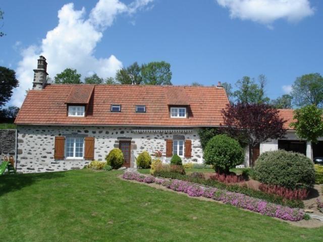 Maison de caractère avec jardin, proche Salers, animaux acceptés, WiFi - FR-1-742-593