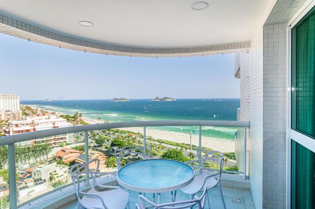 Flat com serviço e lazer com vista para o mar da Barra da Tijuca